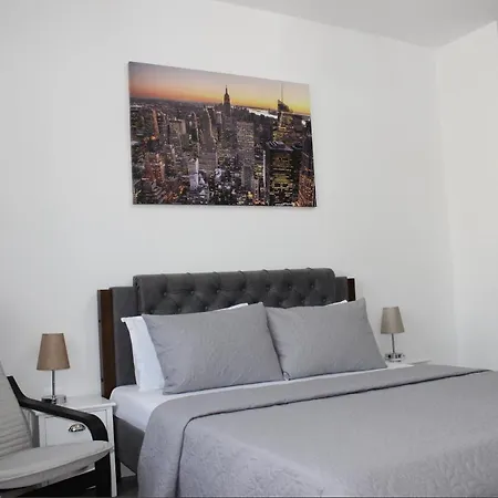 Luxury Center - Railways Station Apartment